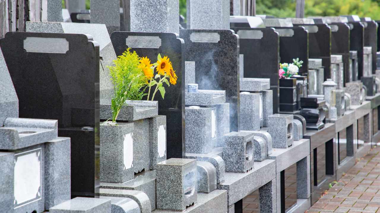 まるで立体駐車場のような「お墓」が日本で流行する特殊な事情