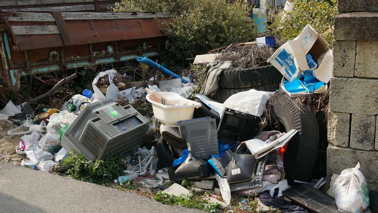 隣の空き地からあふれる不法投棄物･･･損害賠償請求は可能か？