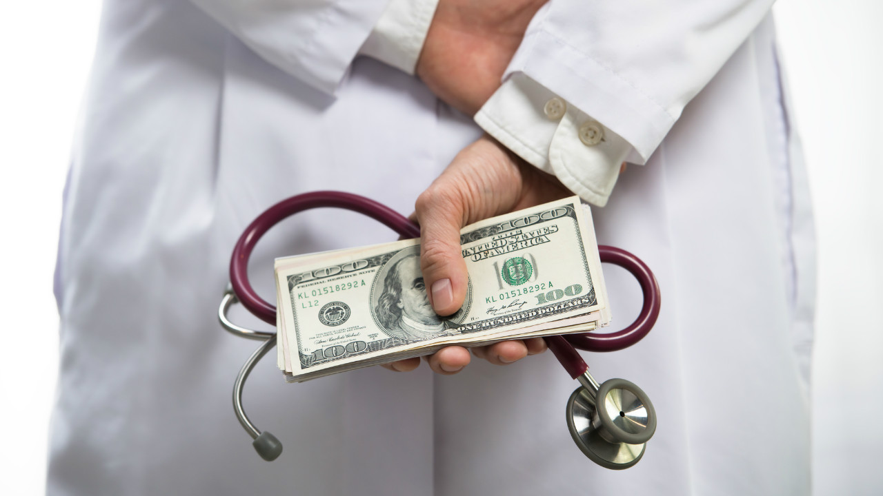 「給与を支給しない」…医療業界「無給医」問題の深すぎる闇