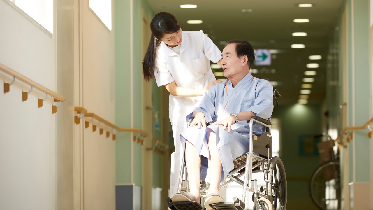 病院化する老人ホームの皮肉…看護師が介護職員を支配した結果