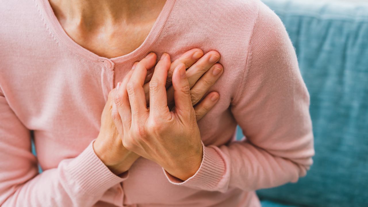 胸が痛いのに、検査しても「異常なし」…日本人特有の「原因不明の胸痛」の正体【医師が解説】