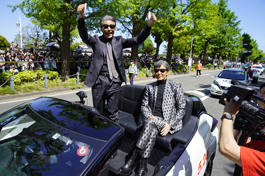 パレードで歓声を浴びたタカ＆ユージを演じた舘ひろしさん（左）と柴田恭兵さん