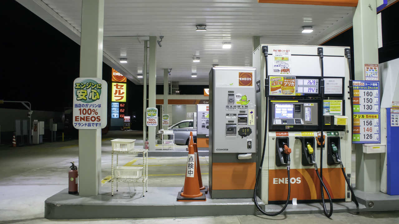 原油価格が低調…「給油したら安くなった」と喜んでいてよい？