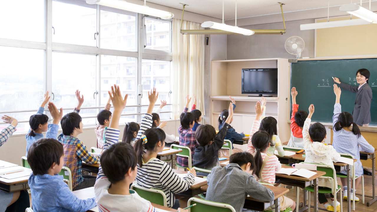 日本は学校の1クラス40人中、6人が貧困って本当ですか？それって多いんですか？【日本の貧困率の実態を解説】