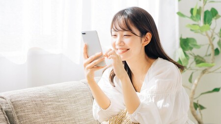 スマホを操作する女性