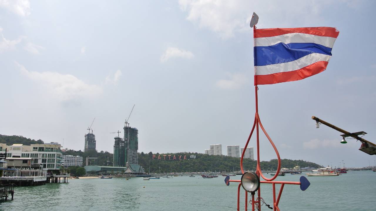 タイ中銀、バーツ高抑制に向け資本流出規制をさらに緩和へ