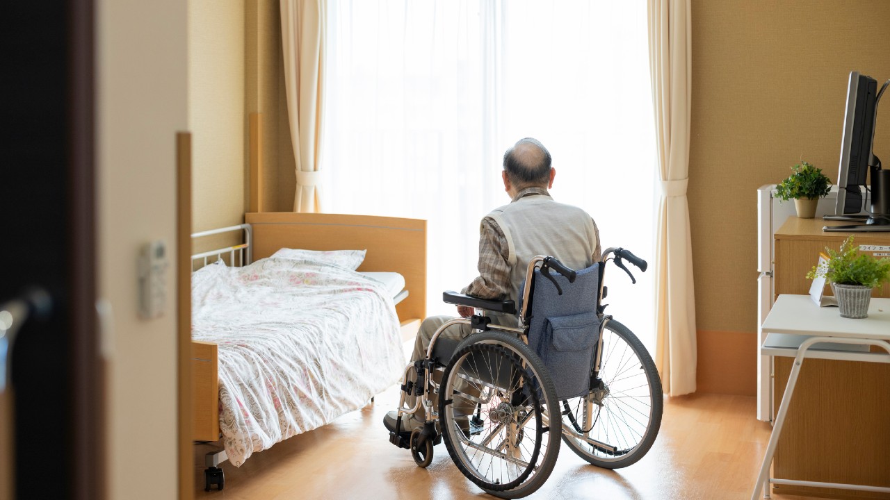 介護職員の退職…なぜ「低賃金」「体力限界」と答えるのか