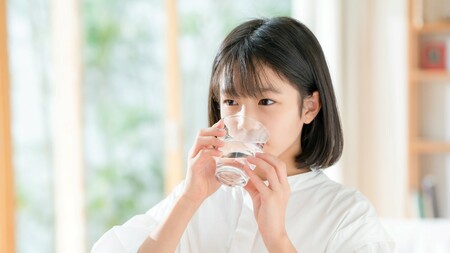 水を飲む女性