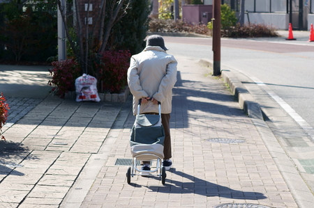 「施設に入る」を選ぶか、「住宅に暮らす」を選ぶか