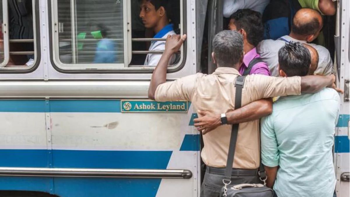 「バスの屋根に登る」人も。スリランカの燃料危機、国民は最悪の通勤状況に