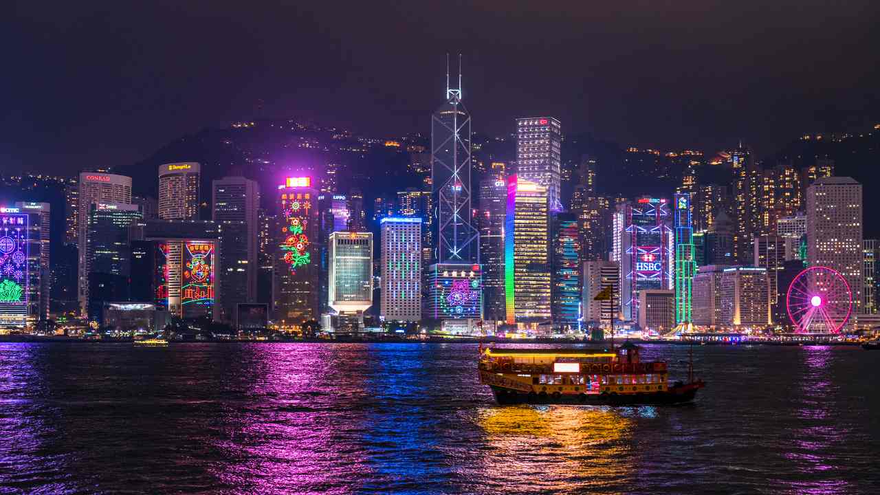 北京で開催された財新サミットで中国は経済持ち直しに強気の姿勢。香港市場は小甘く、3日続落