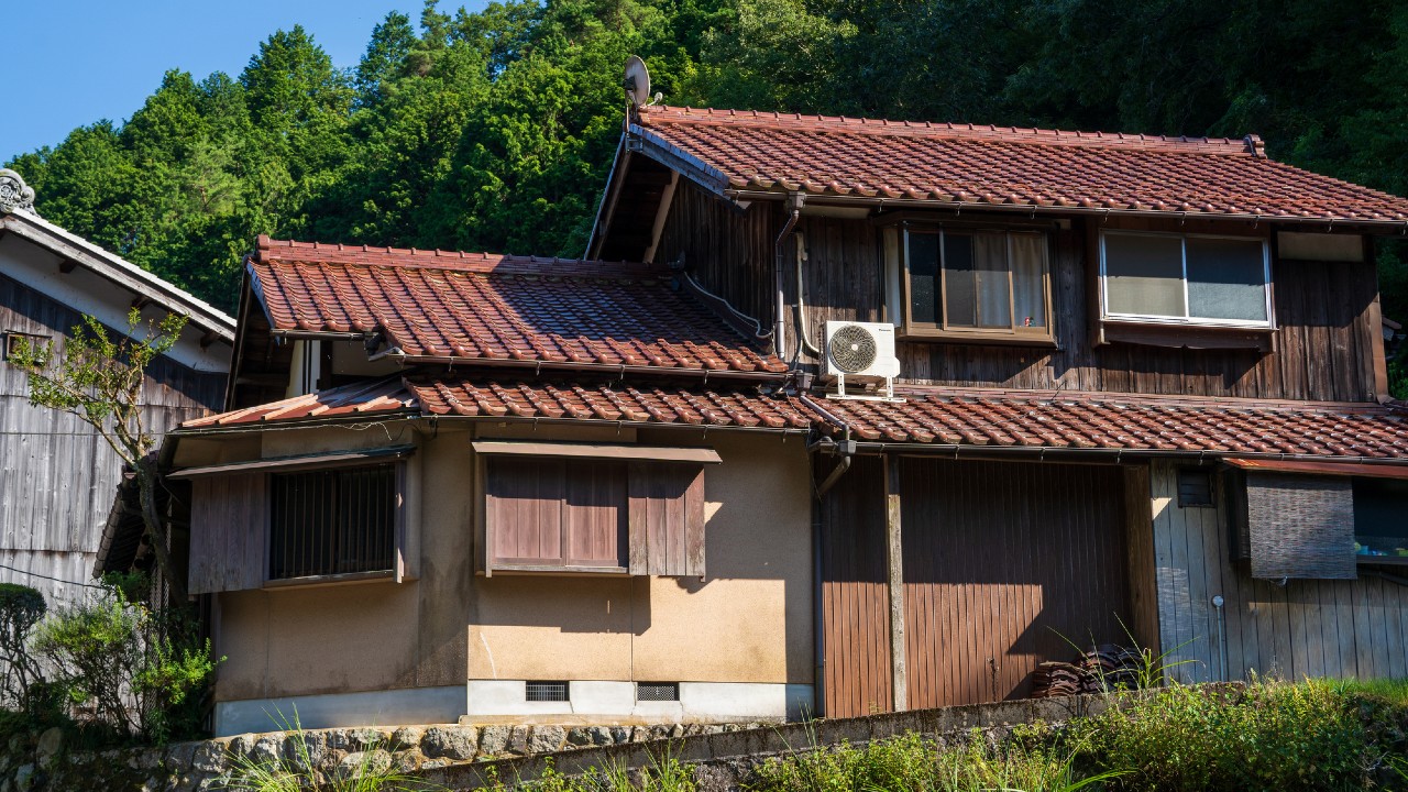 仏壇も位牌も残っているが…都内在住の70代女性、亡き夫の故郷・北関東にある〈実家不動産〉を手放したい