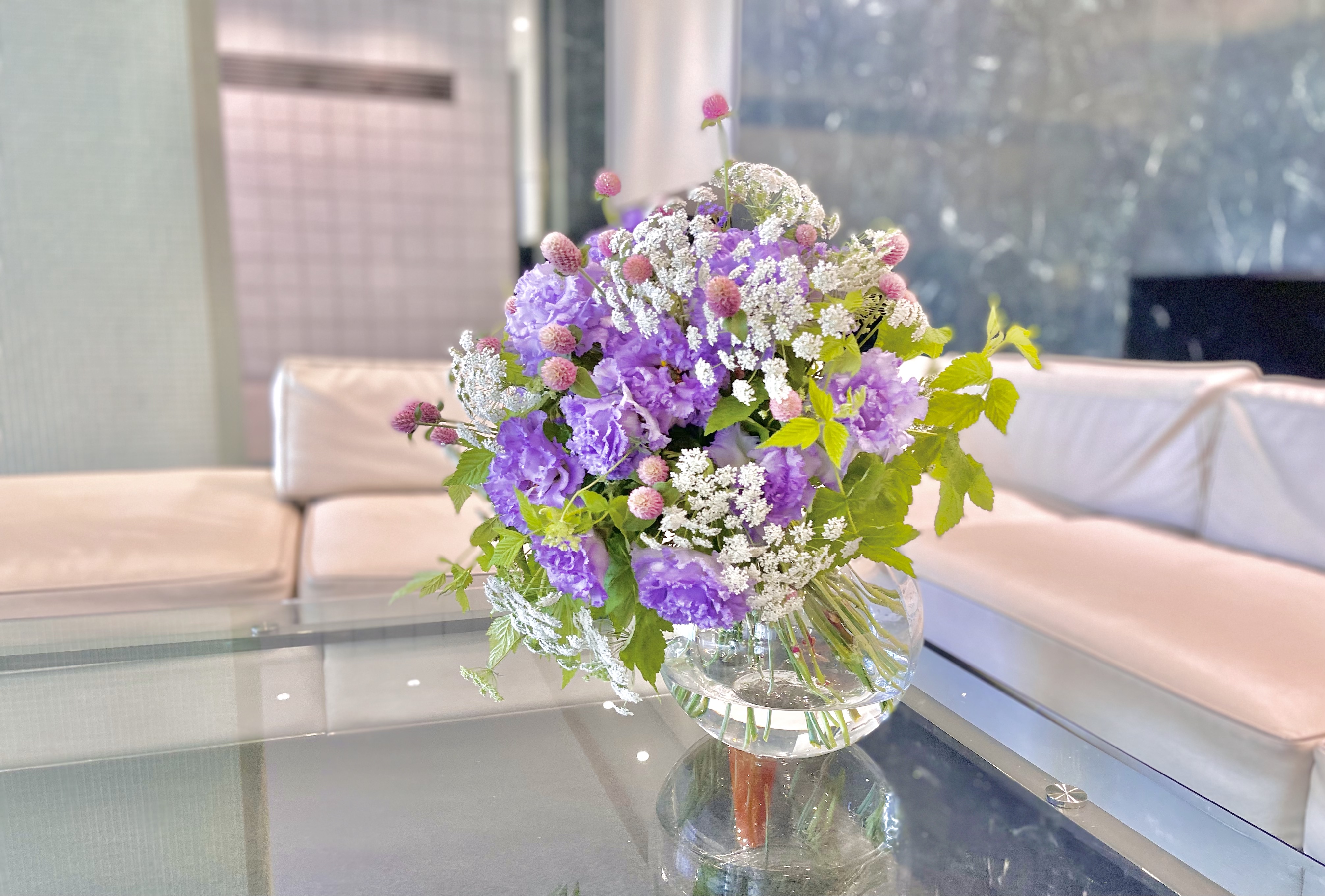 華やかさと可愛らしさで待合室を飾る8月の花：トルコギキョウ