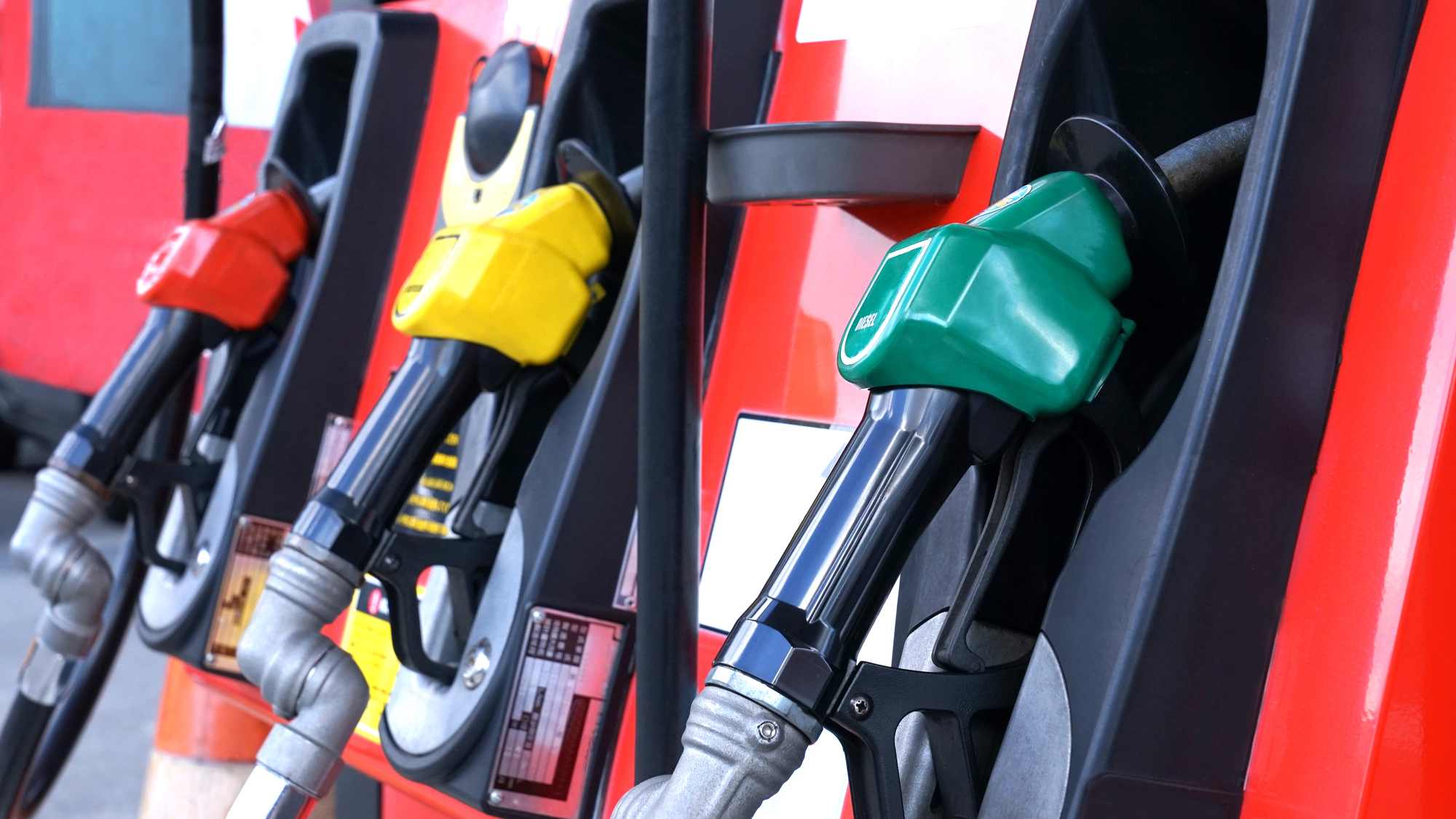 「ガソリン価格高騰対策」で揺れる政府…「トリガー条項」凍結解除か、「ガソリン補助金」継続か？それぞれの“問題点”とは