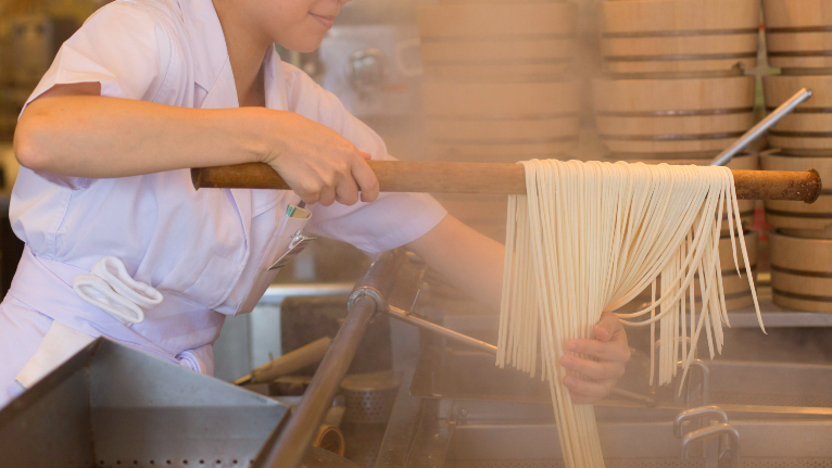 うどん札、天ぷら写真…丸亀製麺「リピーター続出」の仕組み