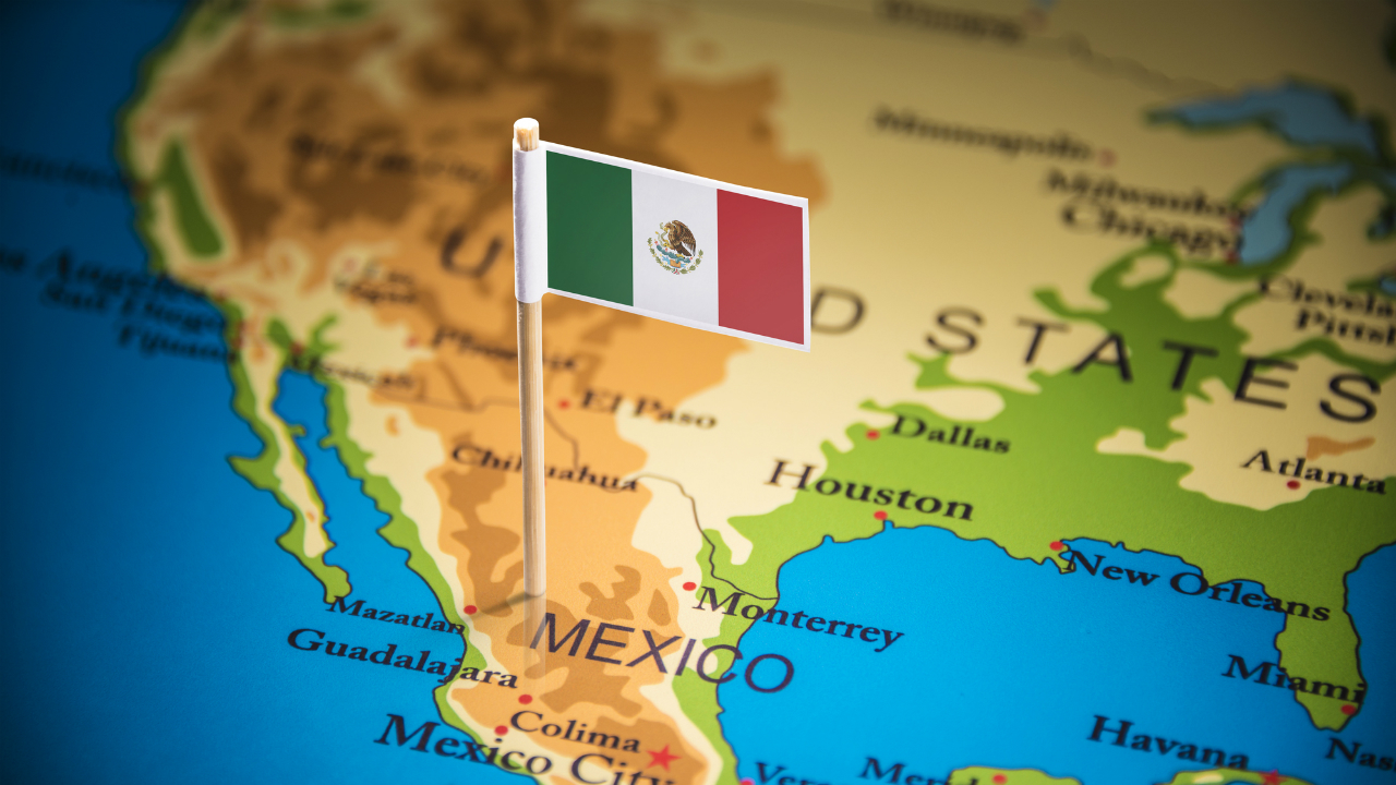 メキシコの信用力を格付け会社2社が引き下げ、ペソ安も