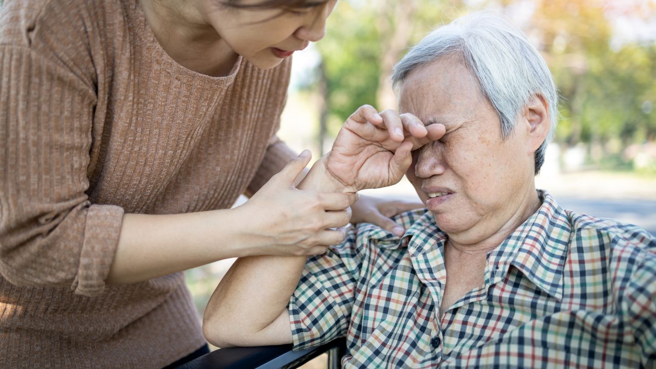 92歳父のもとで「牢屋」に閉じ込められる…かつては月収40万円も、リーマンショックで失業。53歳現在は「手取り月10万円」で施設拒否の父を介護する、独身娘の絶望【社会学者が解説】