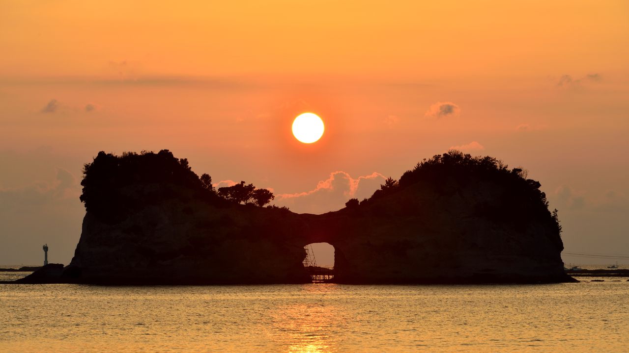 夕景の名所、南紀白浜で。父と母を同じ海に見送りたい…「海洋散骨」家族の体験記～近畿地方の人気エリア「和歌山」編～