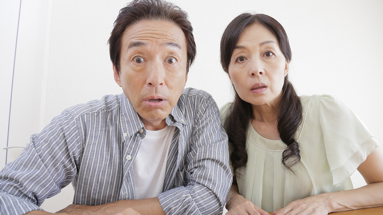 俺たちの育て方が甘かったのかな…氷河期世代の〈勝ち組〉夫婦を戦慄させた一通の督促状。元凶は“自分探し”中の25歳・長男宛に年金機構から届いた「ピンク色の封筒」【CFPの助言】