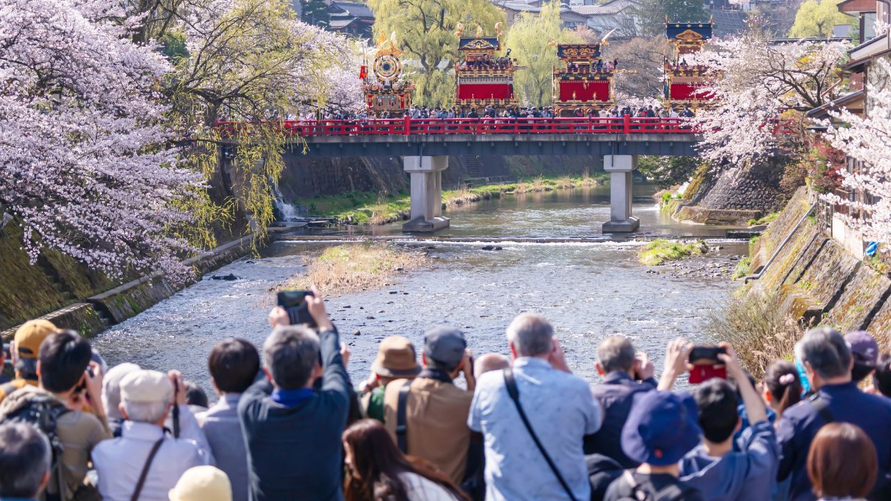 朝市のおかあさんも英語で…大都市パワーに頼らず45万人を呼び込む「飛騨高山」　外国人が「また来たい！」と痛感する納得の理由　#令和に働く