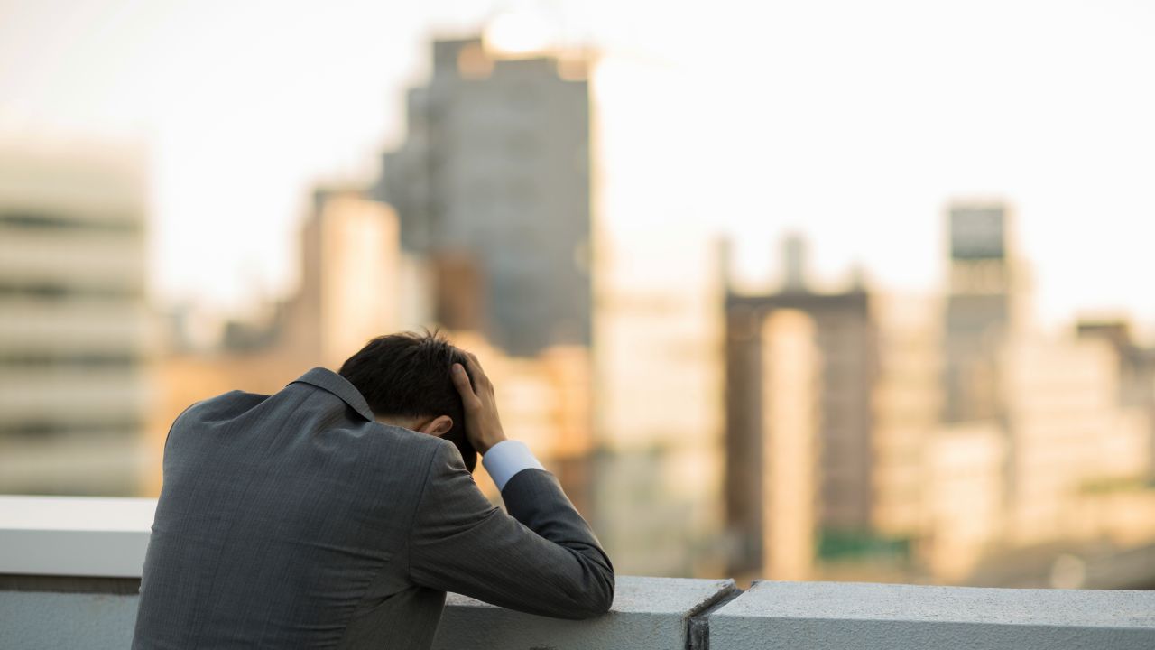 誇り高き「銀行員」じゃなくなる前に…苦節20年、年収1,000万円の49歳「出向」目前課長、“いましか買えないもの”を手に入れた末路【元メガバンカーの助言】