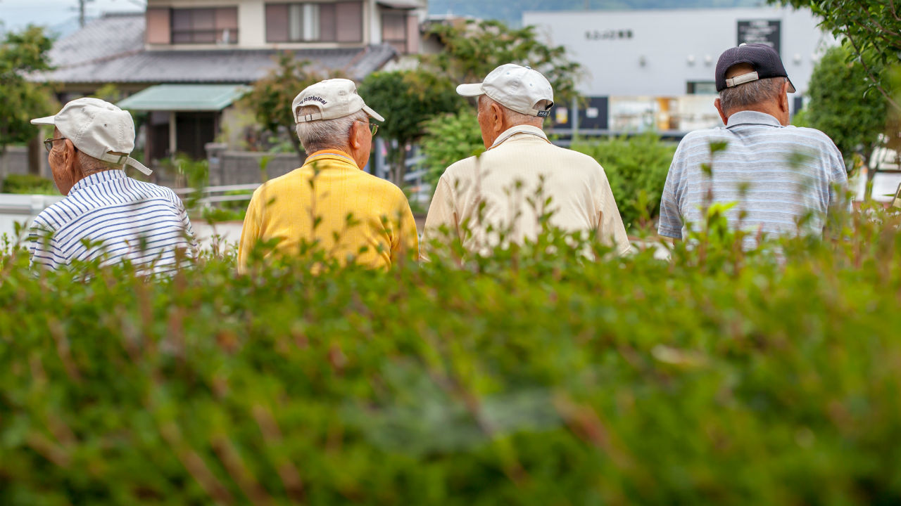 減少する人口、上昇する高齢者比率…日本が直面する厳しい現実
