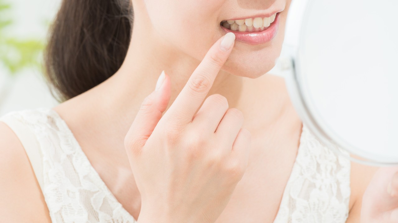 恐ろしい…日本人に「八重歯」が多い原因【歯科医師が解説】