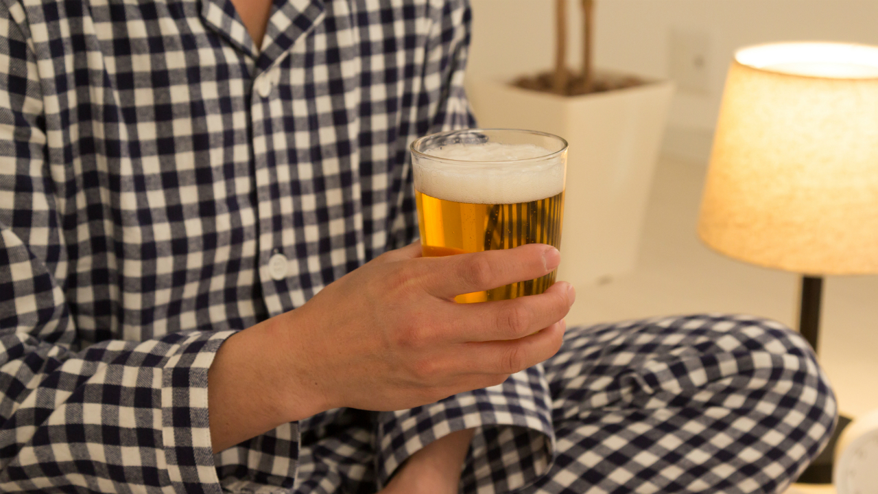 日本人の信じる寝酒神話…医師が「缶ビール」で実験してみた