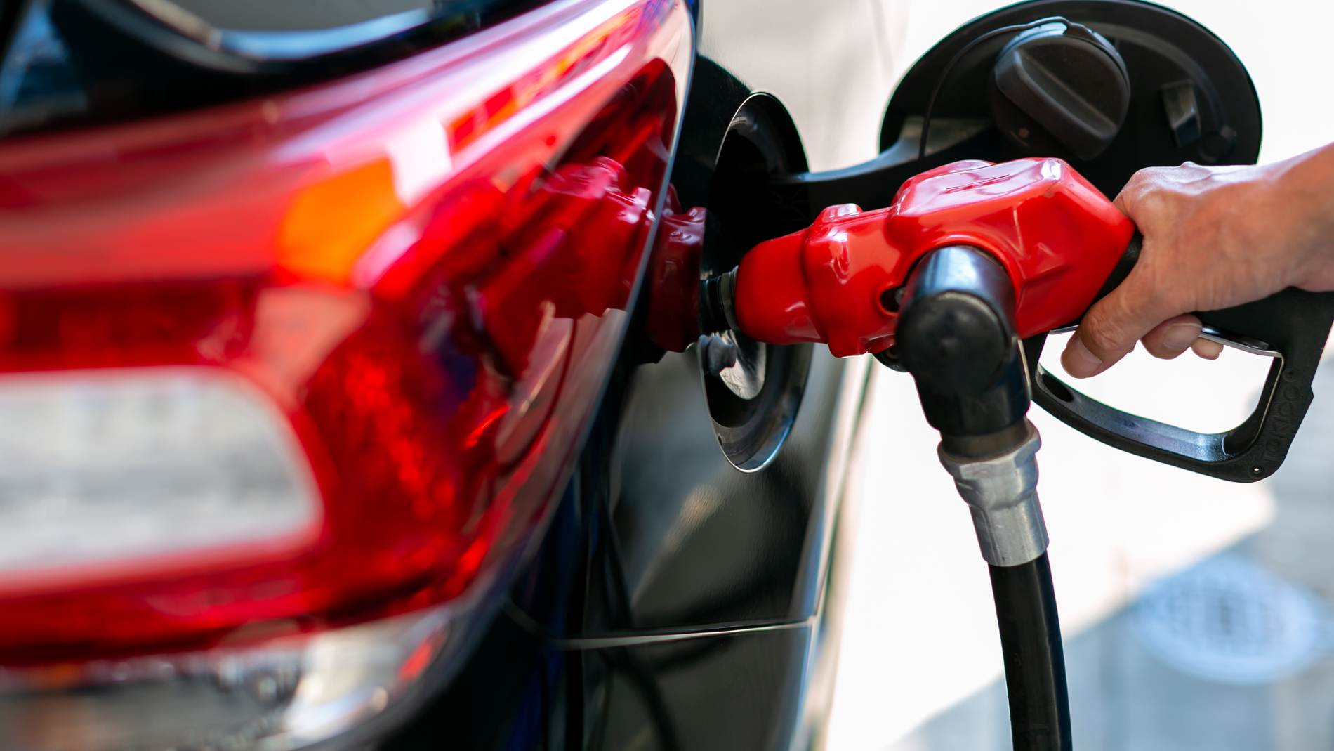 岸田首相「トリガー条項」の凍結解除の検討を表明…政府のガソリン価格高騰対策が抱える問題点