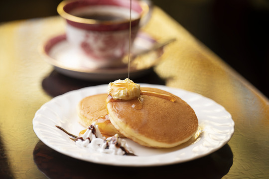 バターとメープルシロップをかけて味わう「ホットケーキとコーヒーのセット」950円。 撮影／鈴木康史　『愛しの純喫茶』（オレンジページ）より抜粋