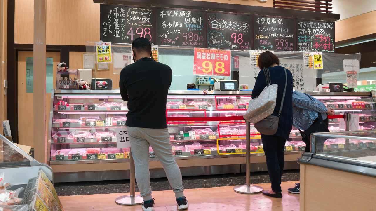 家族でお肉「1日260円まで」、「マイホームは贅沢」…日本の「平均家庭」が貧しくなっていく